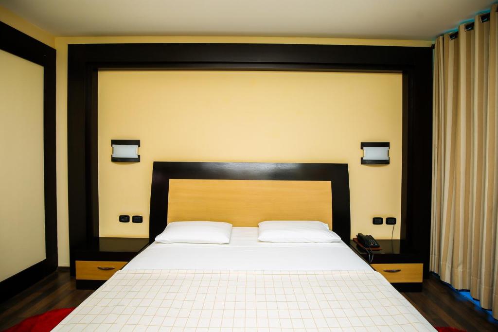 Postel nebo postele na pokoji v ubytování Hotel Vlora International