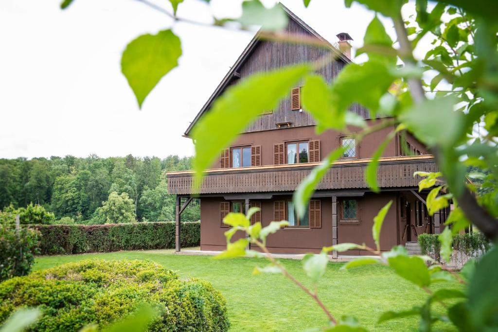 uma casa com um quintal em frente em Zimmer & Appartements in der Gamlitzerstrasse em Ehrenhausen