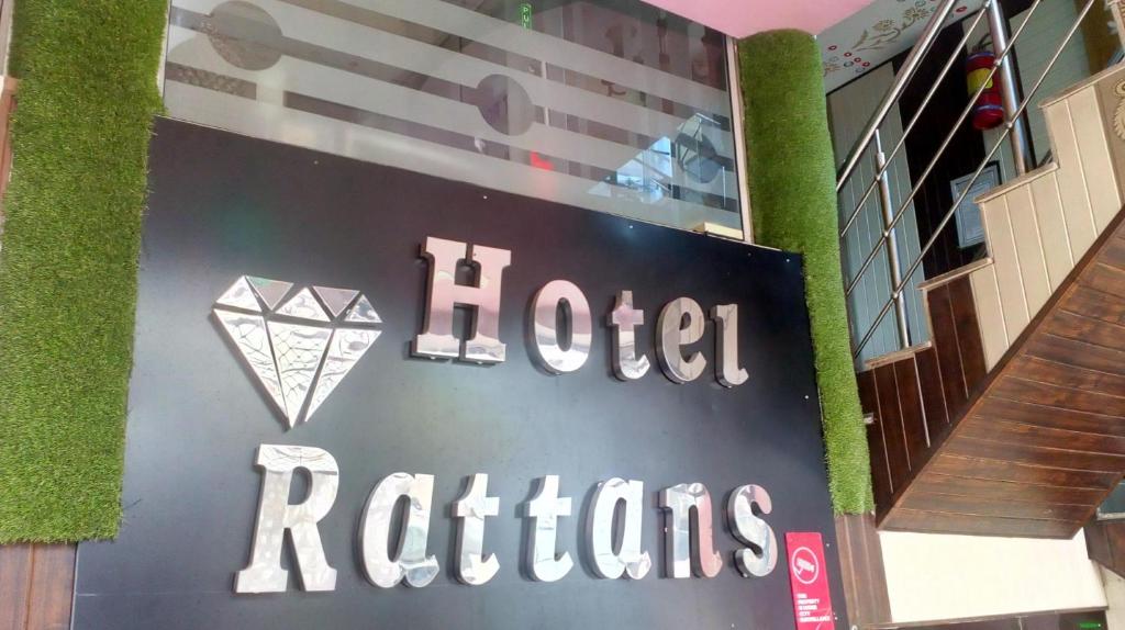 Una señal para un hotel con un diamante. en Hotel Rattans Regency en Roorkee