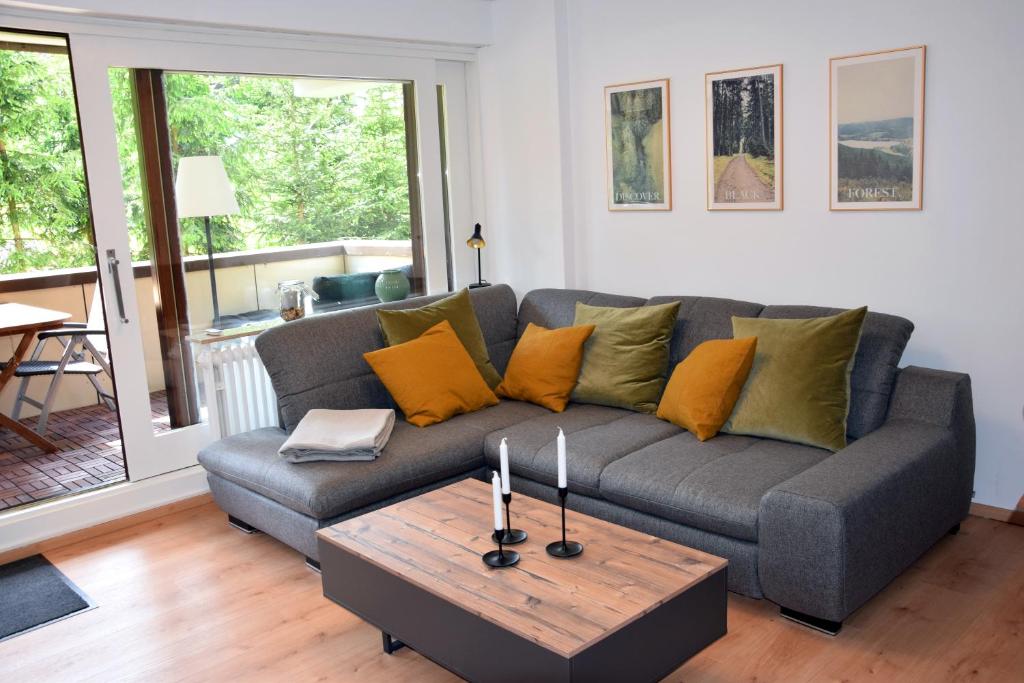 sala de estar con sofá y mesa de centro en daheim im hirschen en Schönwald