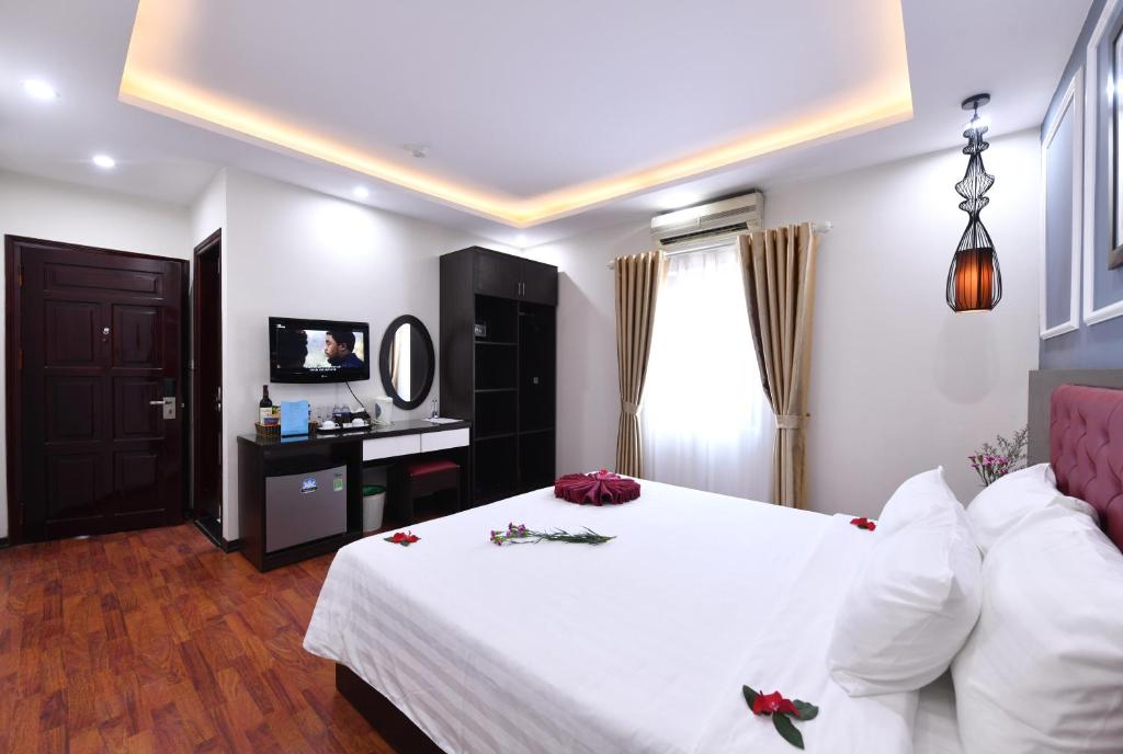 Postel nebo postele na pokoji v ubytování Hanoi Elpis Grand Hotel