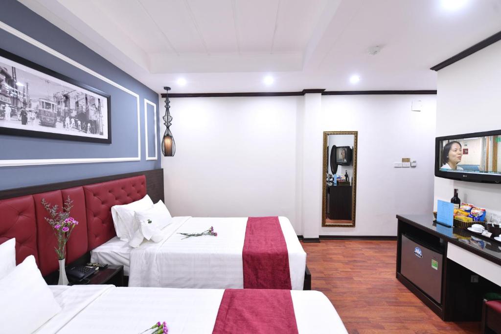 Postel nebo postele na pokoji v ubytování Hanoi Elpis Grand Hotel