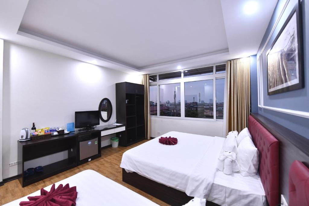 Postel nebo postele na pokoji v ubytování Hanoi Elpis Grand Hotel