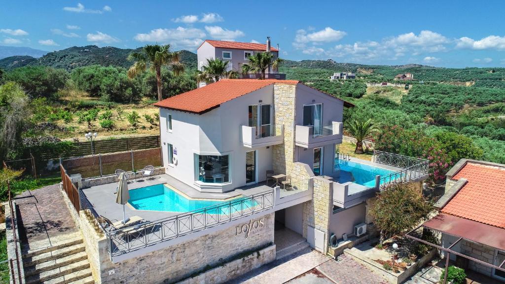 eine Luftansicht eines Hauses mit Pool in der Unterkunft Lofos Village Chania in Agia Marina