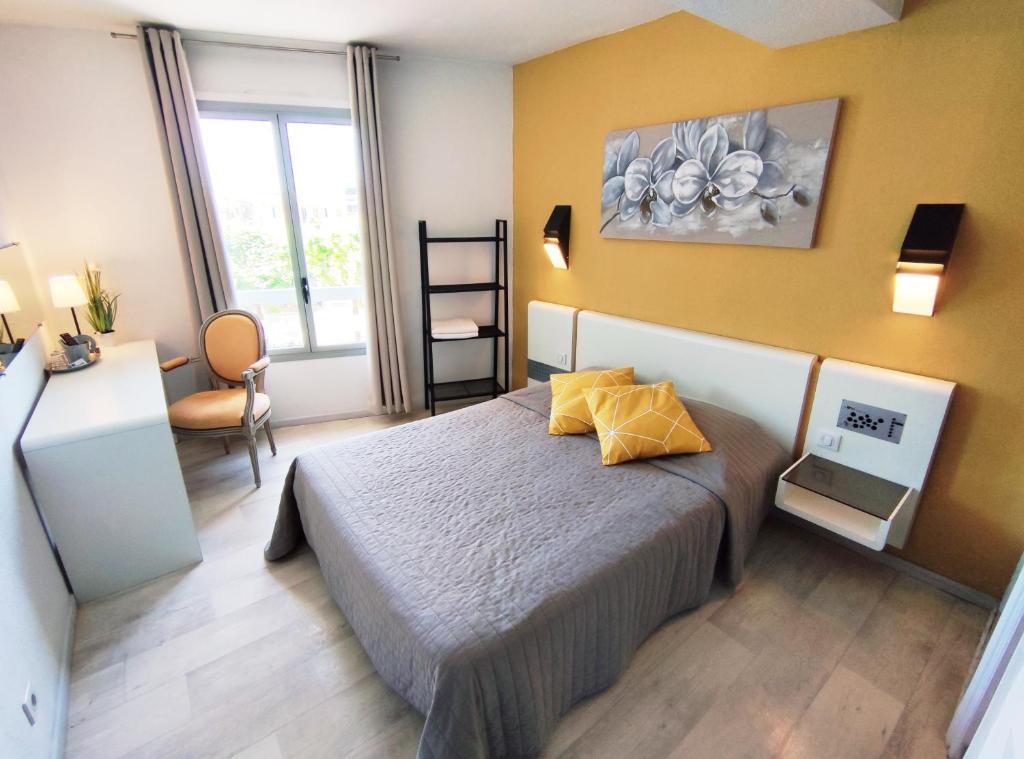 une chambre avec un lit et une chaise dans une pièce dans l'établissement Boutique Hôtel La Victoire - Vence centre, à Vence