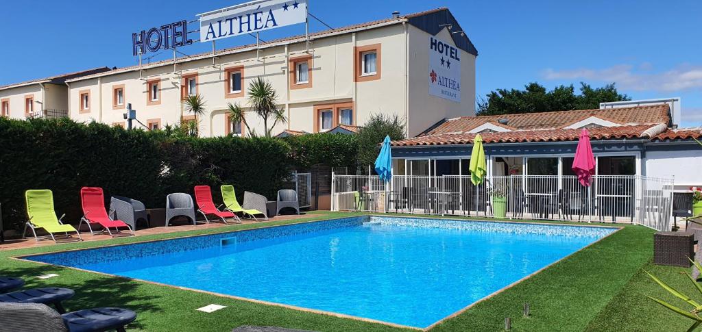 une piscine en face d'un hôtel dans l'établissement Hôtel Althea - Piscine et Sauna, à Béziers