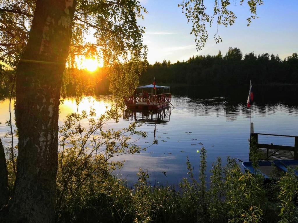 セーベジにあるБелькино 1の夕日を眺めながらの湖上のボート