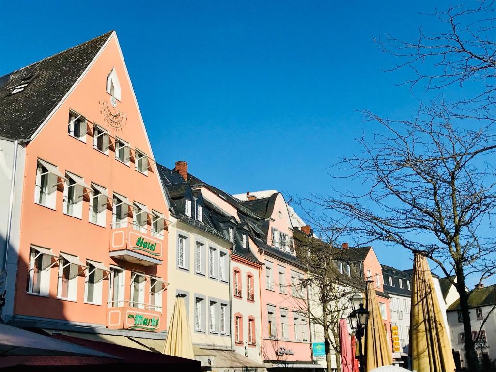 uma linha de edifícios numa rua da cidade em Hotel am Markt em Saarburg
