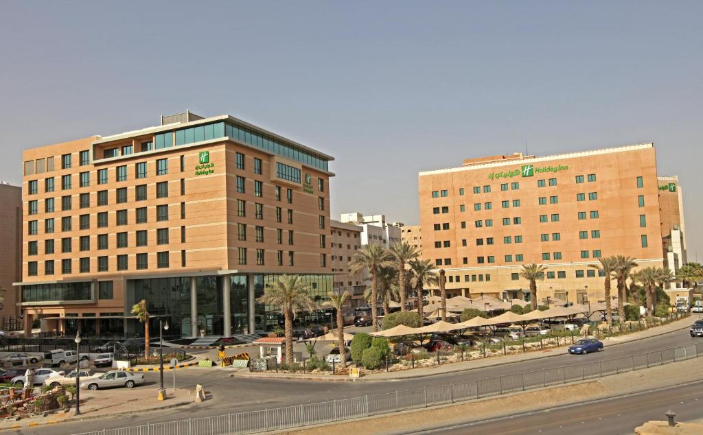 uma cidade com dois edifícios altos e uma rua em Holiday Inn Olaya, an IHG Hotel em Riyadh