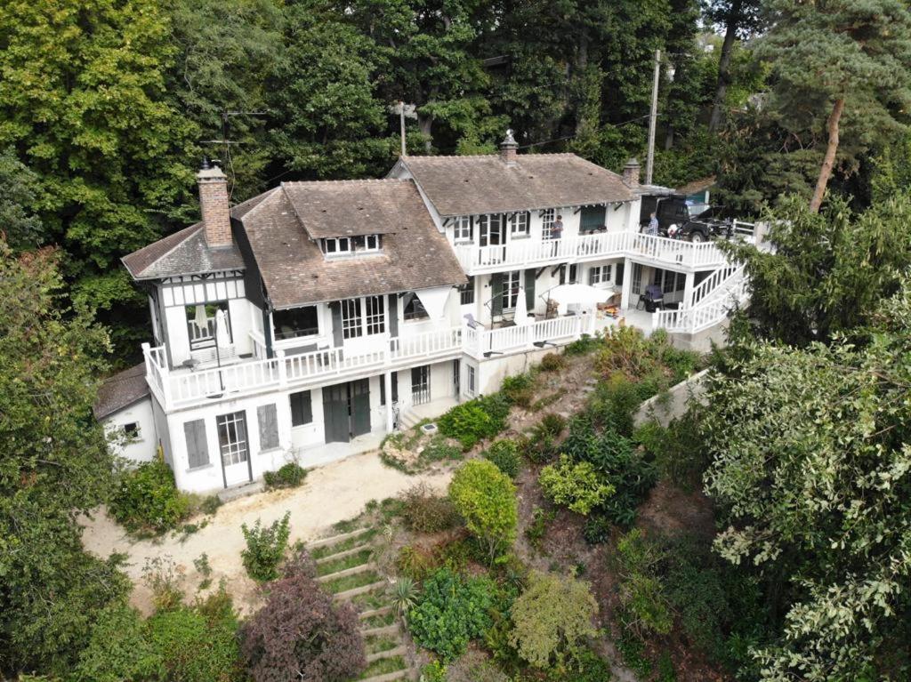 uma vista aérea de uma grande casa branca em Greeter-Maison campagnarde avec vue sur vallée à 30 min de la tour Eiffel em Jouy-en-Josas