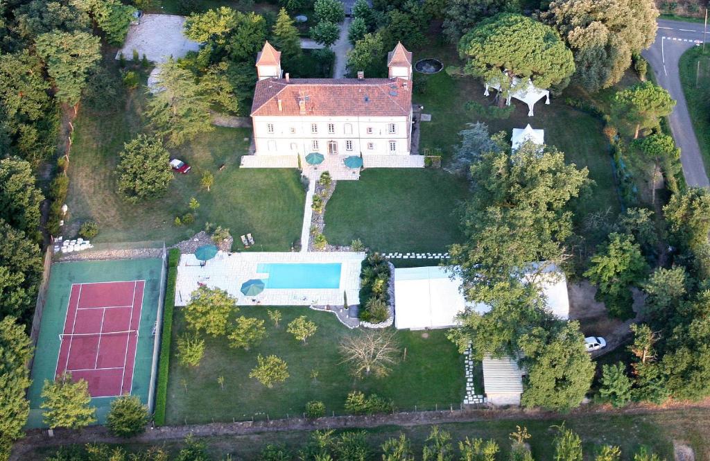 una vista aérea de una finca con una casa en Manoir des Chanterelles, en Meauzac