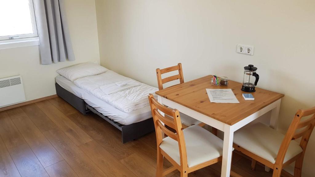 Rúm í herbergi á Hjartarstaðir Guesthouse