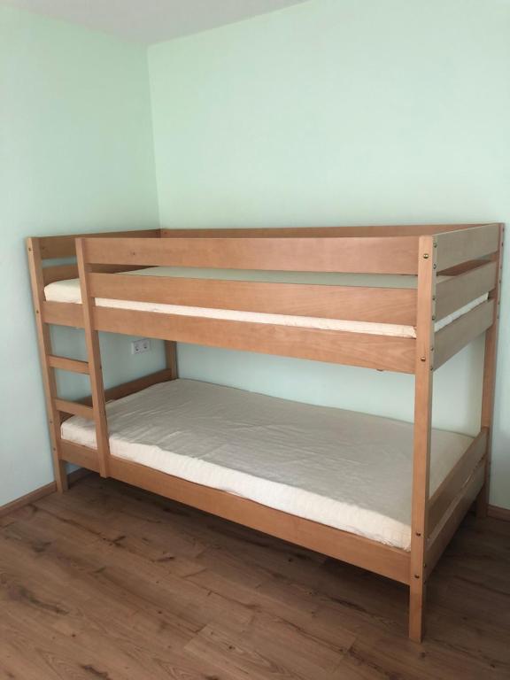 Bunk bed o mga bunk bed sa kuwarto sa Ferienwohnung Winkler