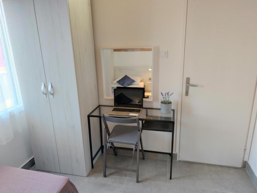 TV a/nebo společenská místnost v ubytování Apartments Rak