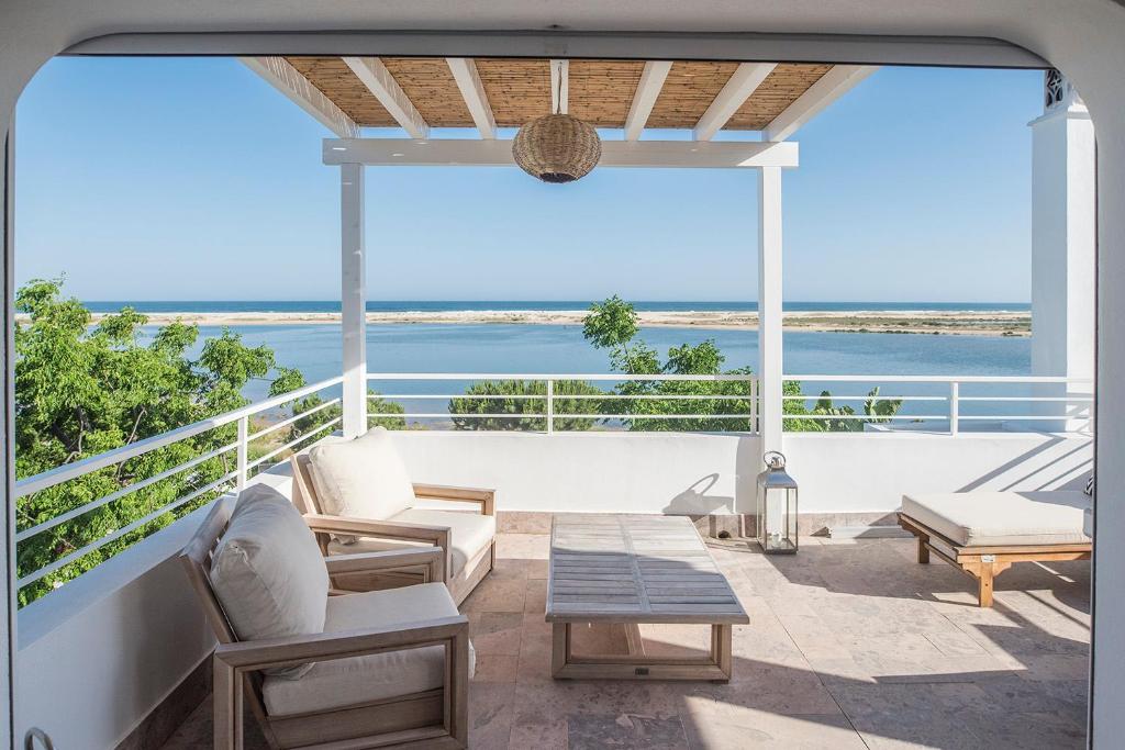 een woonkamer met uitzicht op de oceaan bij Casa Castor, Fábrica, Cacela Velha. in Vila Nova de Cacela