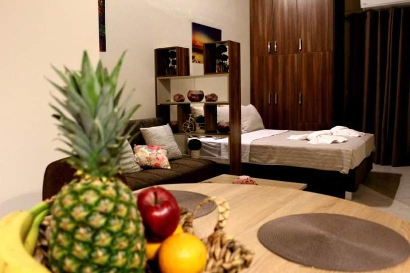 una habitación con una mesa con una piña. en agis apartment corfu en Ágios Rókkos