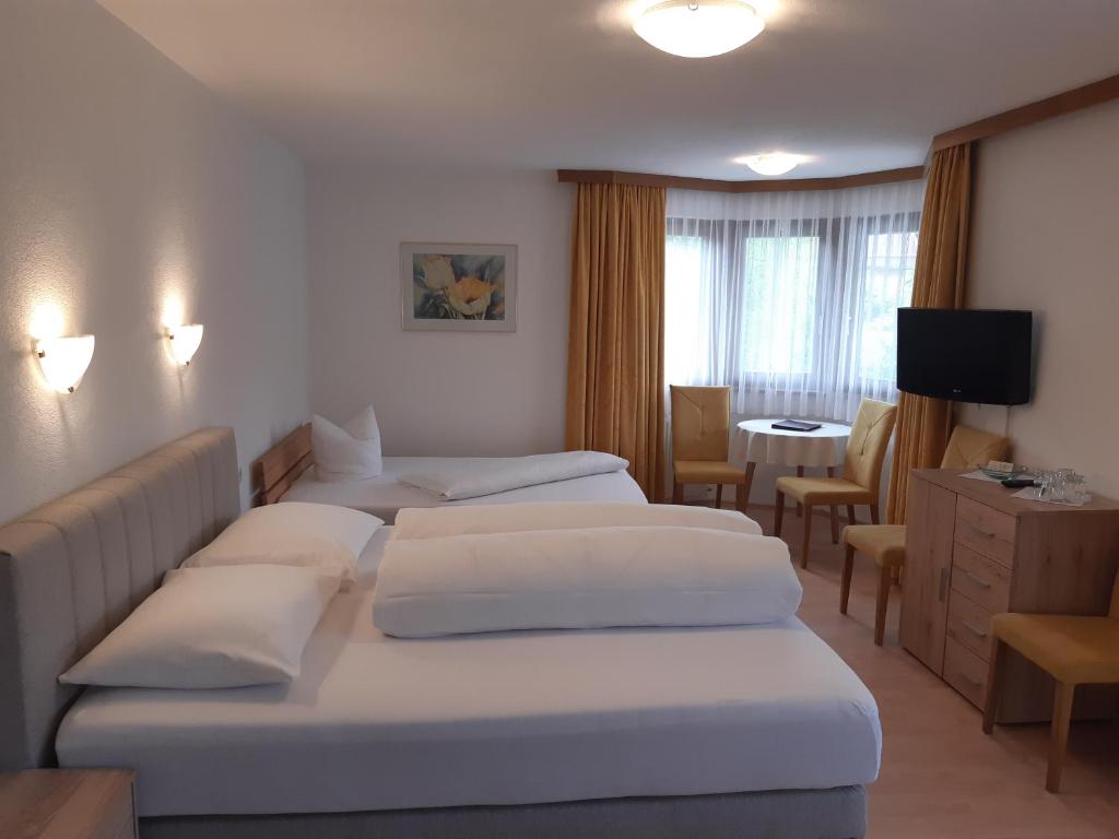 Posteľ alebo postele v izbe v ubytovaní Landhaus Klausnerhof Hotel Garni