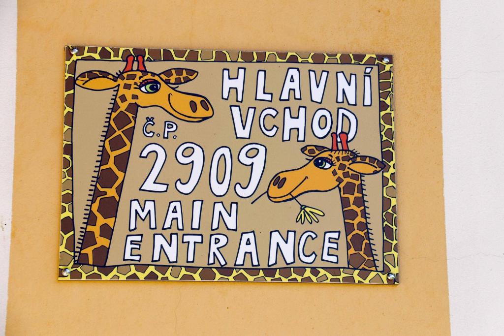 ein Schild an einer Wand mit zwei Giraffen in der Unterkunft apartmán u Vágnera in Dvůr Králové nad Labem