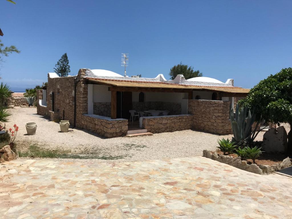 una casa de piedra con un patio frente a ella en Villa Respiro, en Lampedusa