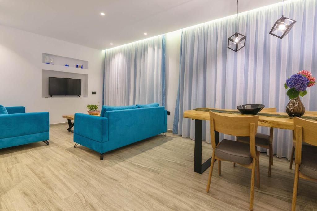 TV a/nebo společenská místnost v ubytování AKEA VILLAS