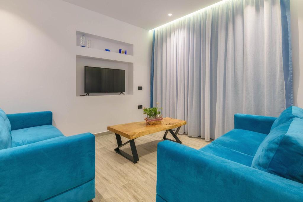 TV a/nebo společenská místnost v ubytování AKEA VILLAS
