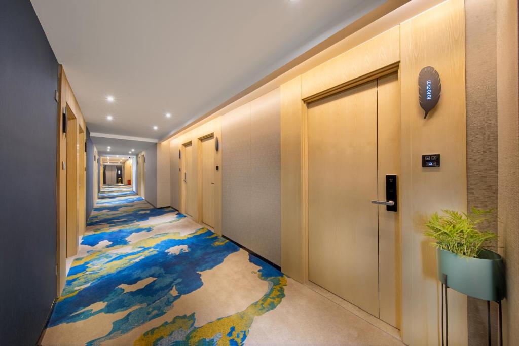 Postel nebo postele na pokoji v ubytování Shenzhen Yanan Hotel