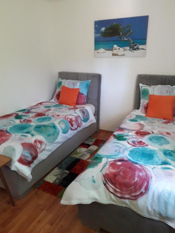 dwa łóżka siedzące obok siebie w pokoju w obiekcie Apartments Alen Pula w Puli