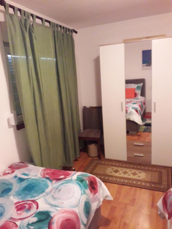 Łóżko lub łóżka w pokoju w obiekcie Apartments Alen Pula