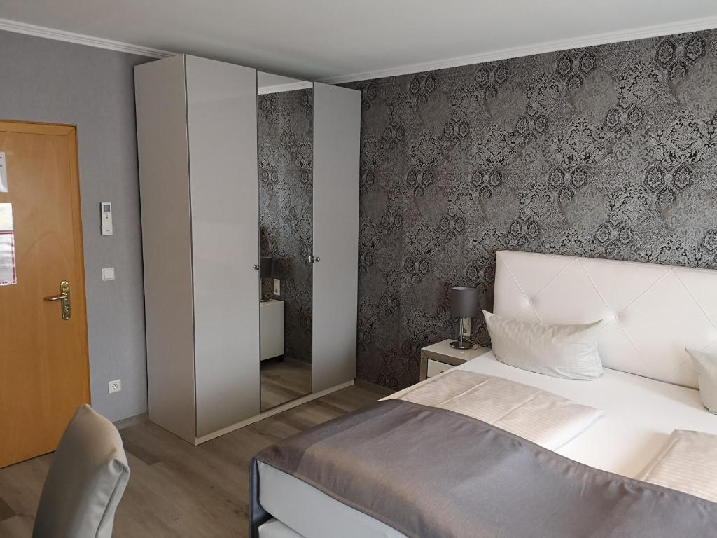 Postel nebo postele na pokoji v ubytování Hotel Löhr