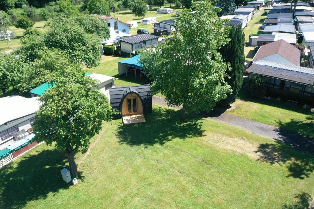 una vista aérea de una pequeña casa en un pueblo en Camping Wies-Neu, en Dillingen