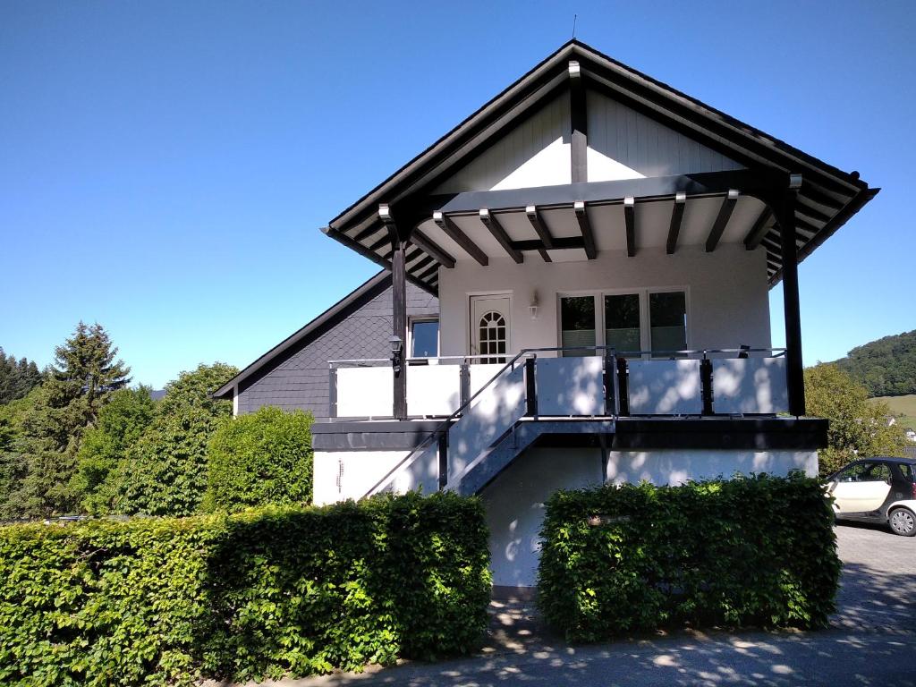 een huis met een balkon aan de zijkant bij Ferienwohnung Zweite Heimat in Schmallenberg