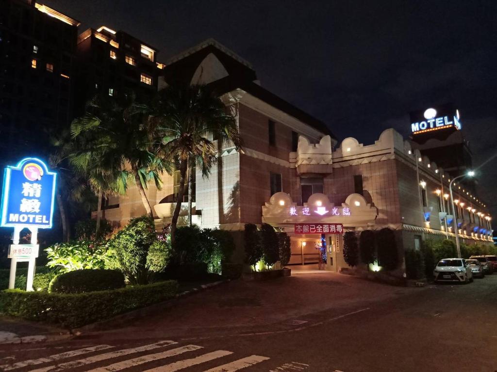 Xin Yuan Motel في تايتشونغ: فندق في الليل مع وجود لافته أمامه
