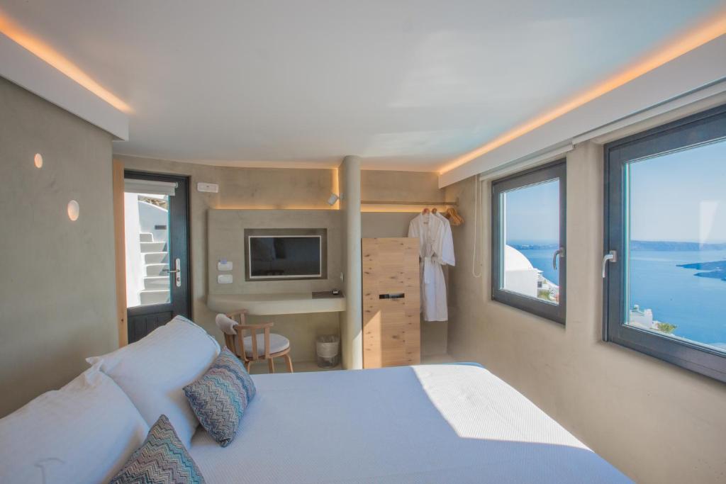 Postel nebo postele na pokoji v ubytování Chic Hotel Santorini
