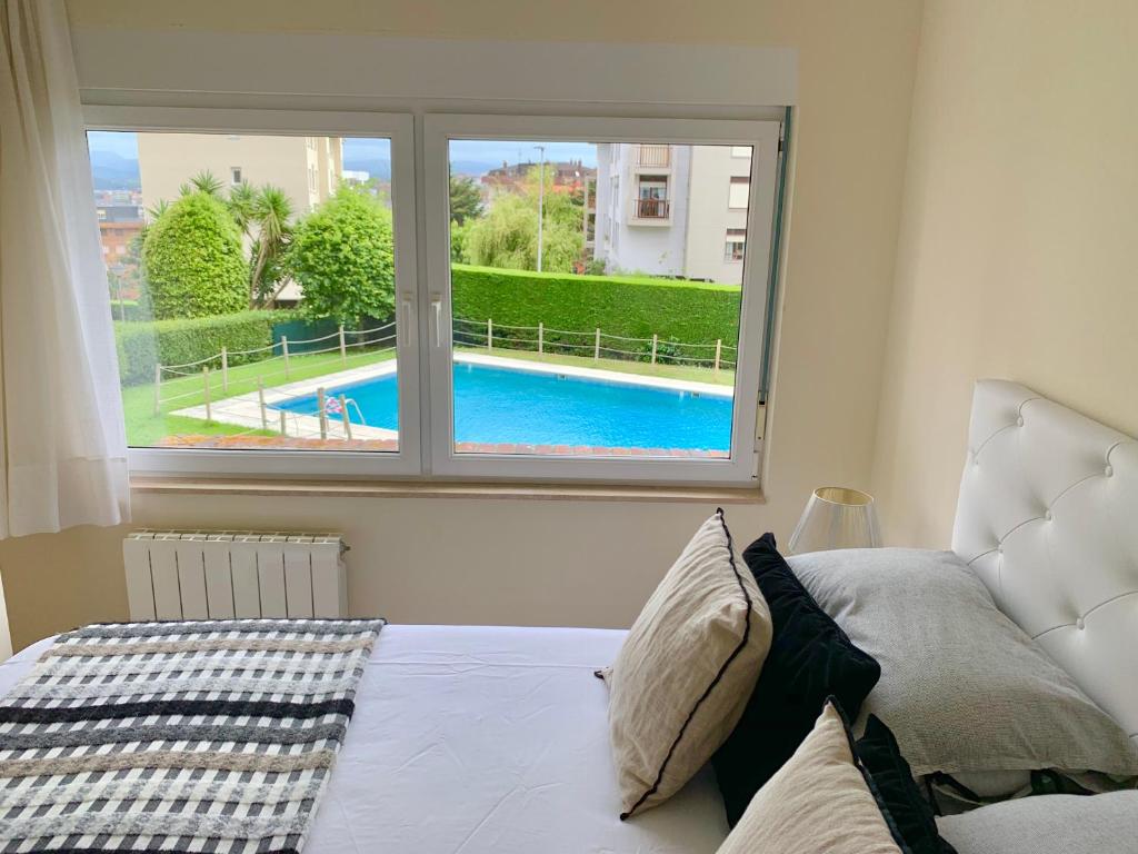 Bazén v ubytování Apartamento Valdenoja Playa Sardinero nebo v jeho okolí