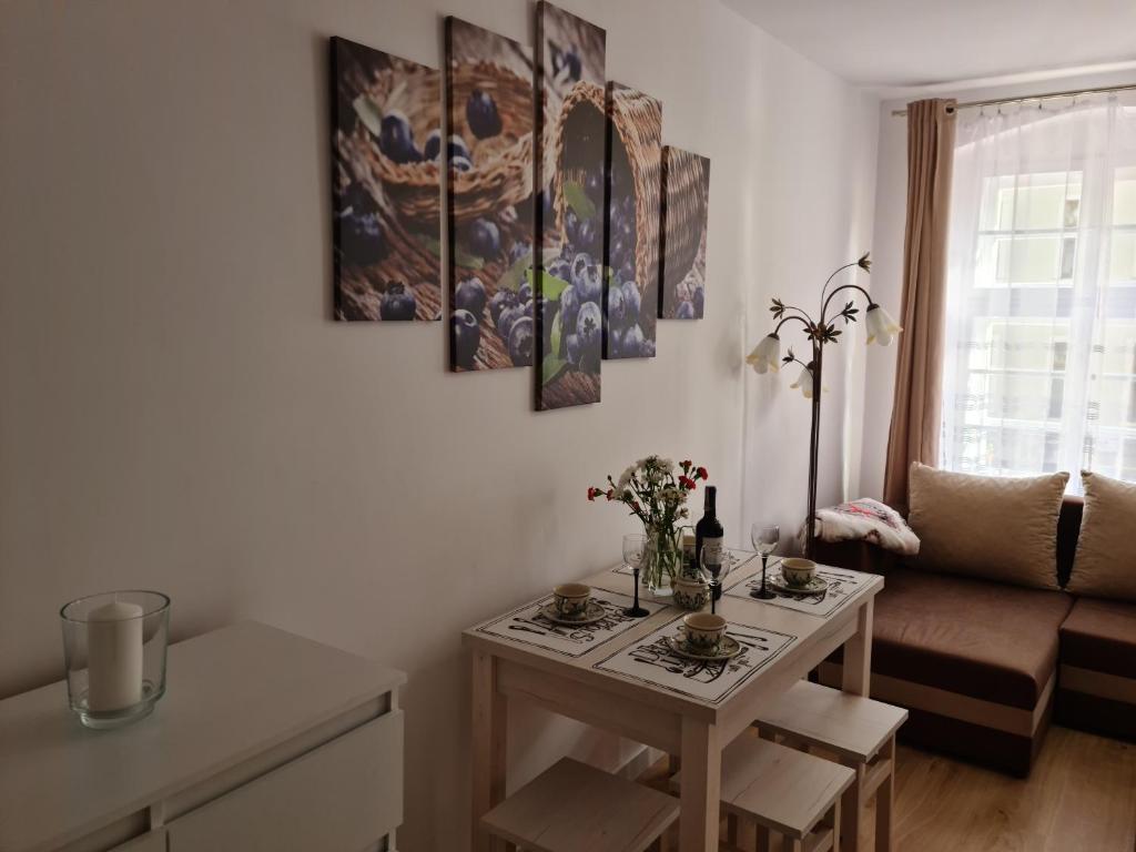 uma sala de estar com uma mesa e um sofá em Apartament De Luxe Emily em Jelenia Góra