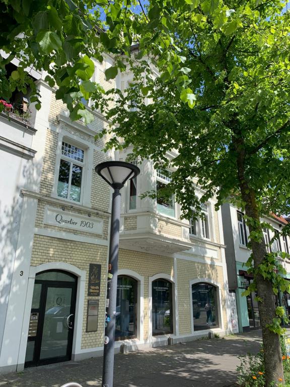 una luz de la calle frente a un edificio en Quartier 1903 en Oldenburg