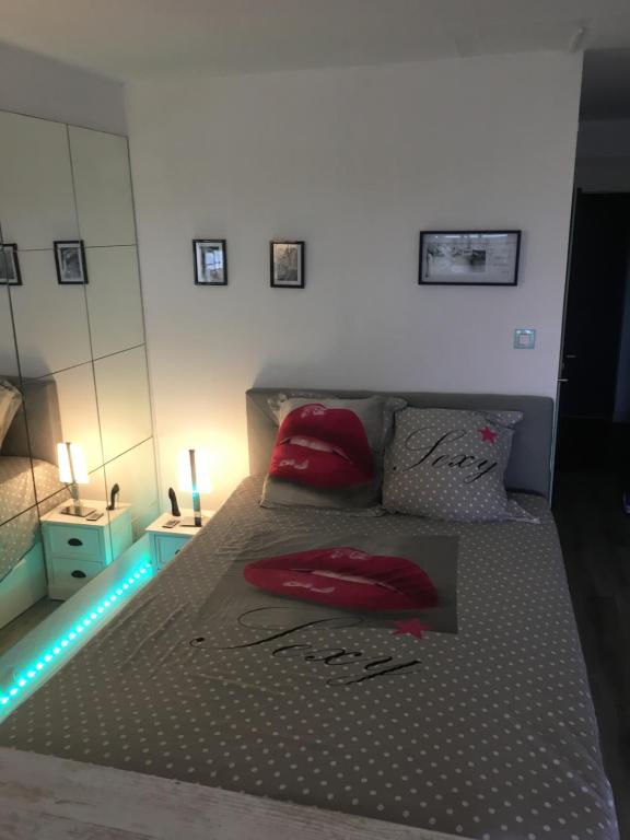 カップ・ダグドにあるHelios Heliopolis L village naturiste 2étoilesのベッドルーム1室(赤い枕のベッド1台付)