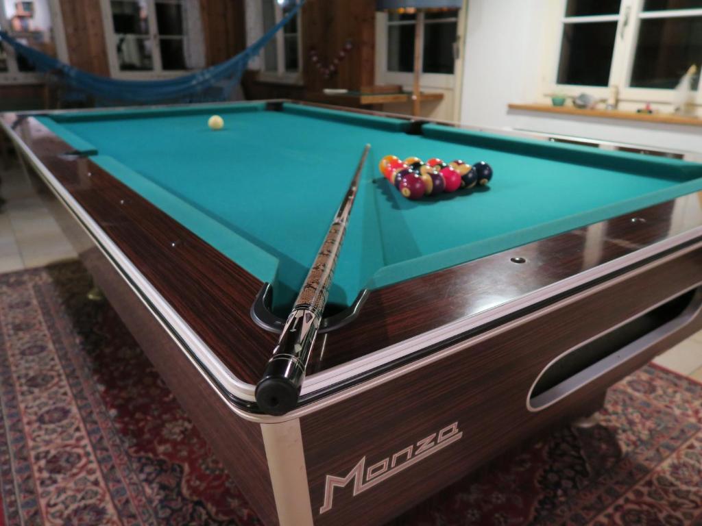 Biliár nebo kulečník v ubytování Aktivhostel HängeMatt