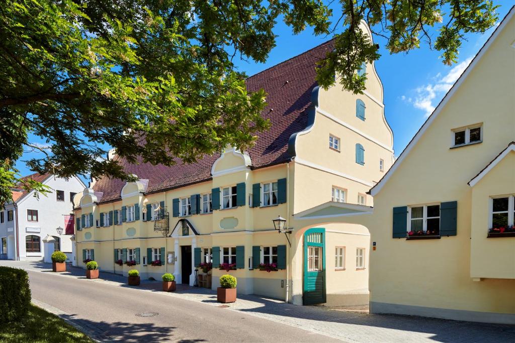 a row of white buildings on a street at Brauereigasthof & Hotel Kapplerbräu in Altomünster