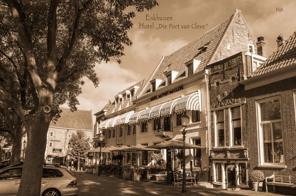 una foto en blanco y negro de una calle con un edificio en Die Port van Cleve, en Enkhuizen