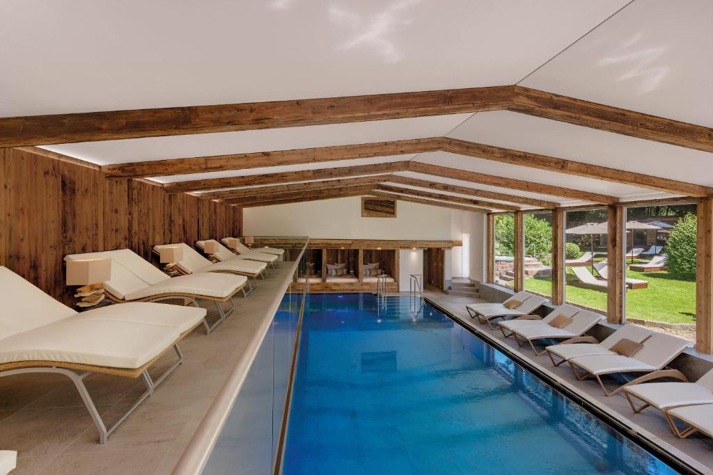 Bazén v ubytování ADLER HÄUSERN Gourmet & Spa Hotel nebo v jeho okolí