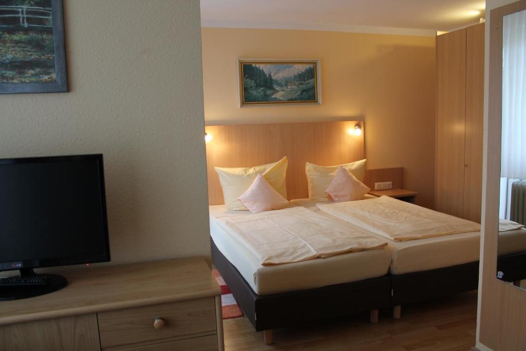 Postel nebo postele na pokoji v ubytování Hotel Brigitte