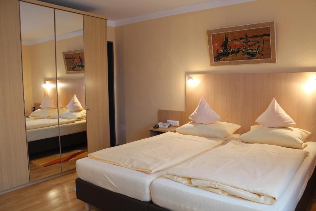 Postel nebo postele na pokoji v ubytování Hotel Brigitte