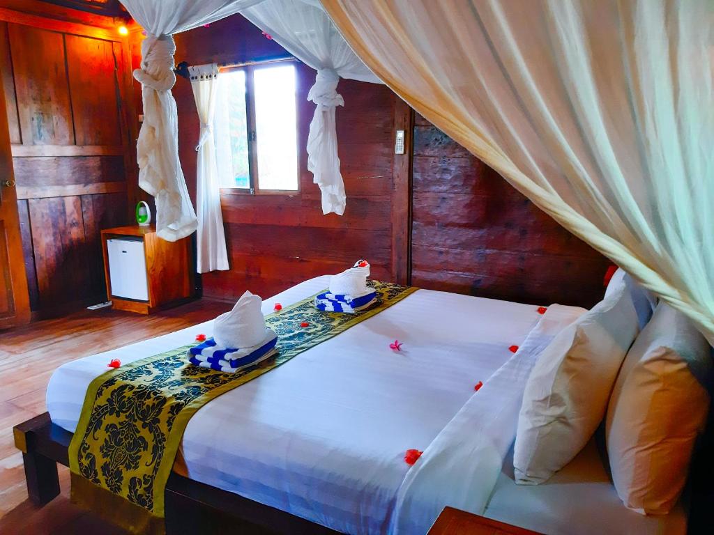 Zipp Bar Restaurant & Bungalows - 2