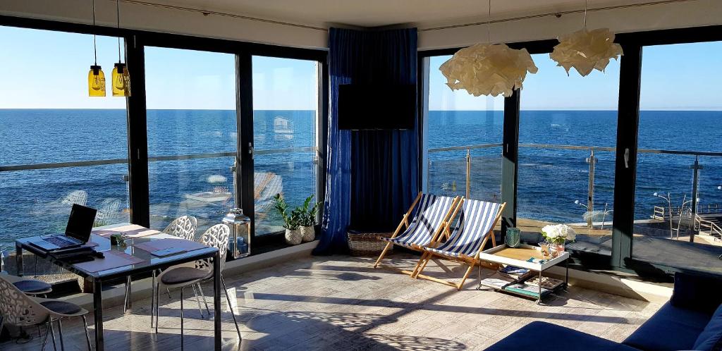 salon z widokiem na ocean w obiekcie Apartament Morski przy Latarni w Darłówku
