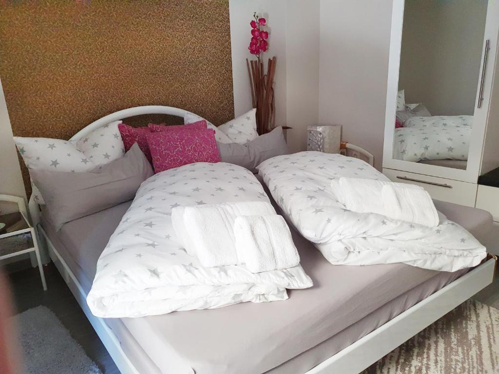 Postel nebo postele na pokoji v ubytování Monteur-Fremdenzimmer - Petit Quartier
