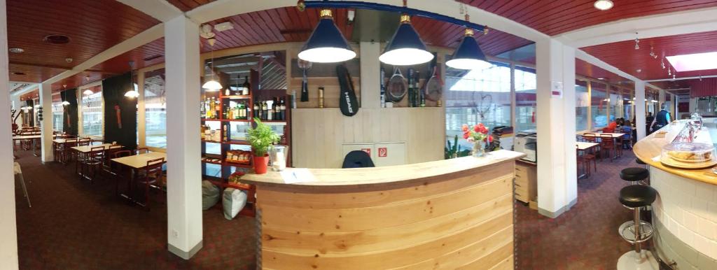 Salone o bar di Campingplatz mit Restaurant & Sportarena Leukerbad