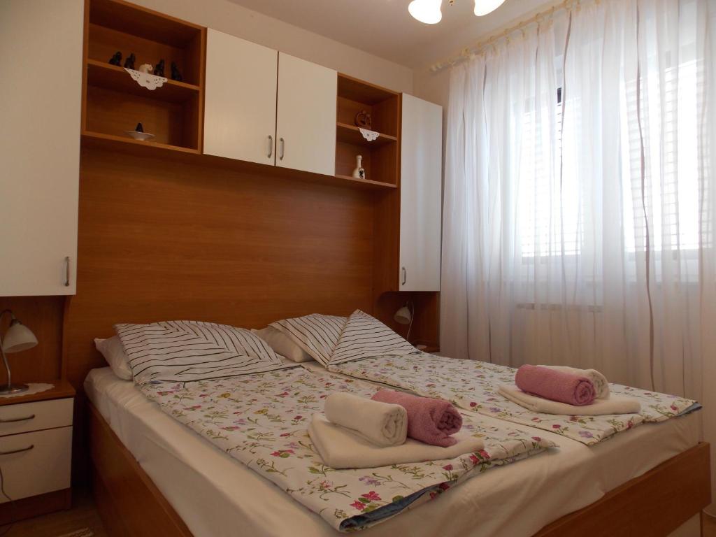 sypialnia z łóżkiem z 2 poduszkami w obiekcie Apartment Sladić w mieście Nijvice