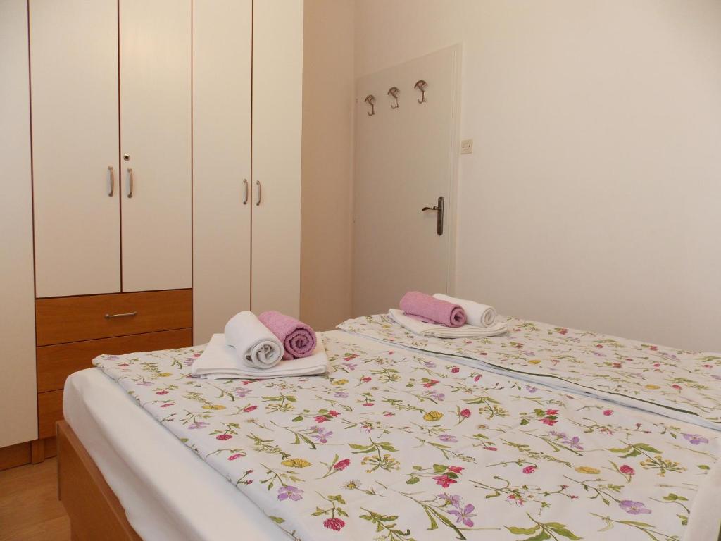 Łóżko lub łóżka w pokoju w obiekcie Apartment Sladić