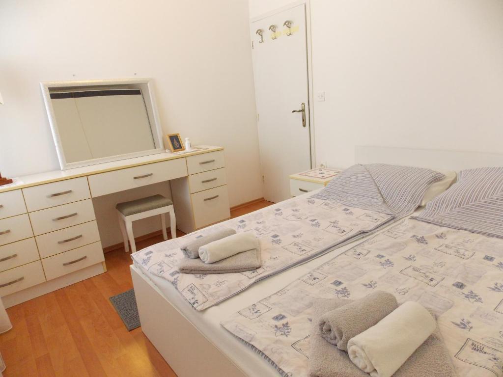 Łóżko lub łóżka w pokoju w obiekcie Apartment Sladić